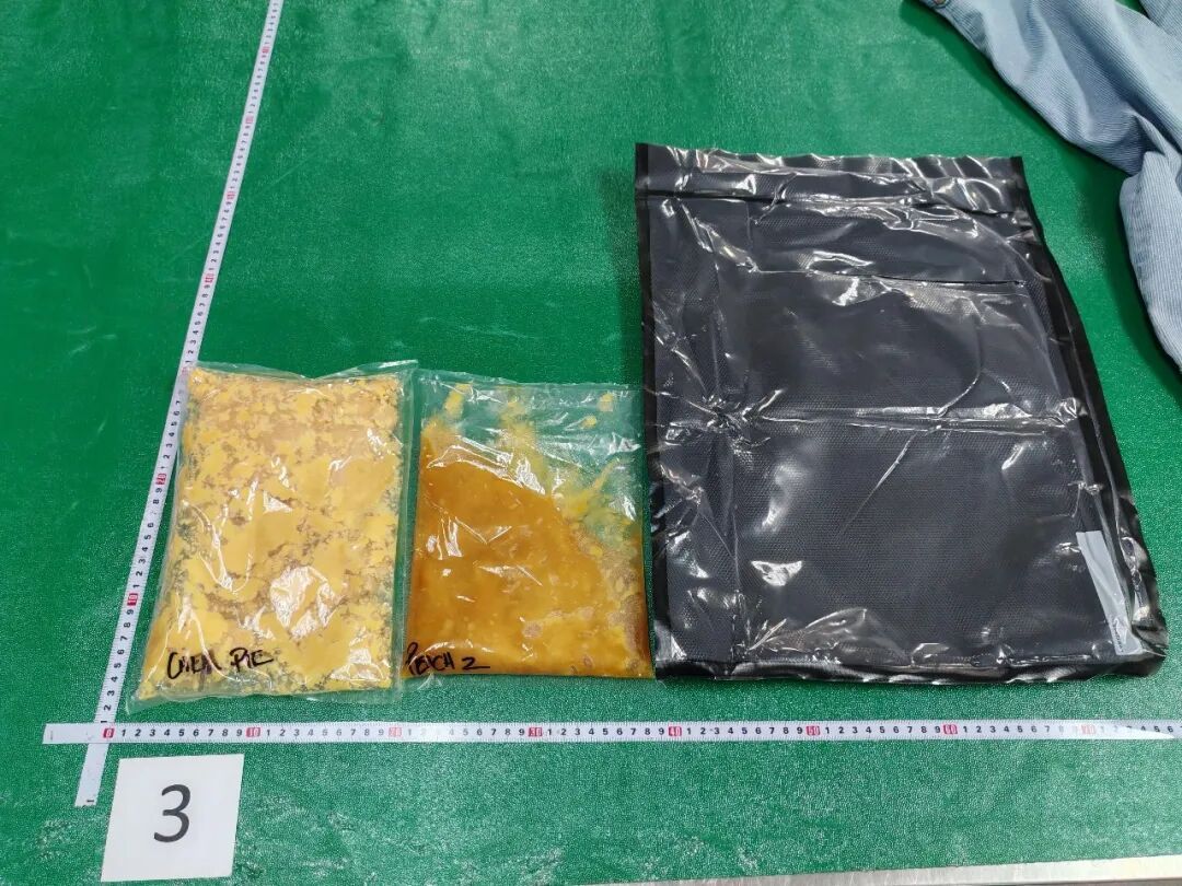 牛仔裤夹层藏毒,864.25克大麻被截获! 牛仔裤夹层藏毒,864.25克大麻被截获!