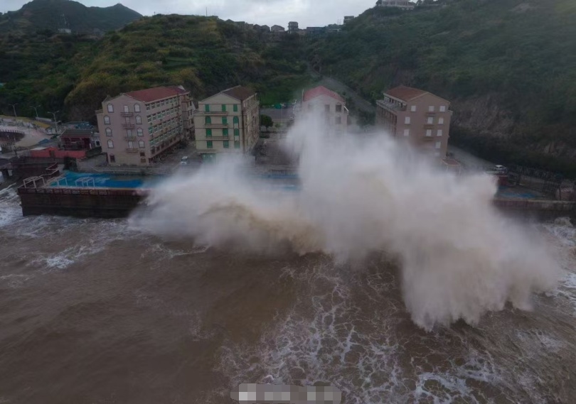 浙江沿海已现狂风巨浪！全省超百条预警信号生效中，专家提醒：警惕台风“危险半圆”！