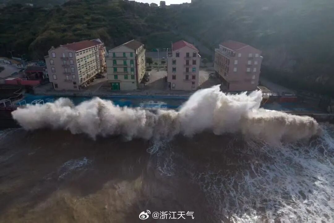 浙江沿海已现狂风巨浪！全省超百条预警信号生效中，专家提醒：警惕台风“危险半圆”！