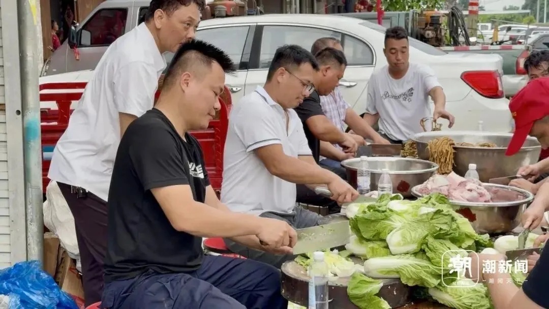 “穿最烂的鞋，走最烂的路，去见我们最挂念的人”