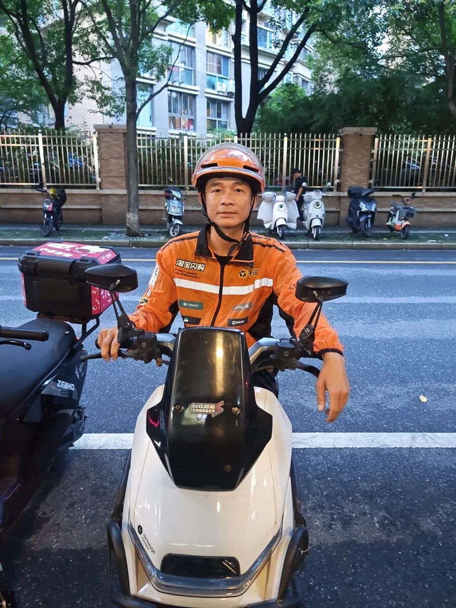 上海外卖小哥,被中央政法委点名表扬! 上海外卖小哥,被中央政法委点名表扬!