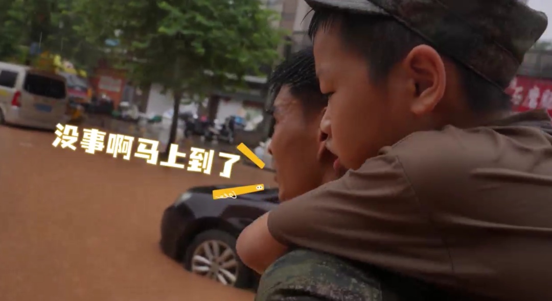 “班长,放心!嫂子交给我们”,广西抗洪军人在救援途中,偶遇自己妻儿被救 “班长,放心!嫂子交给我们”,广西抗洪军人在救援途中,偶遇自己妻儿被救