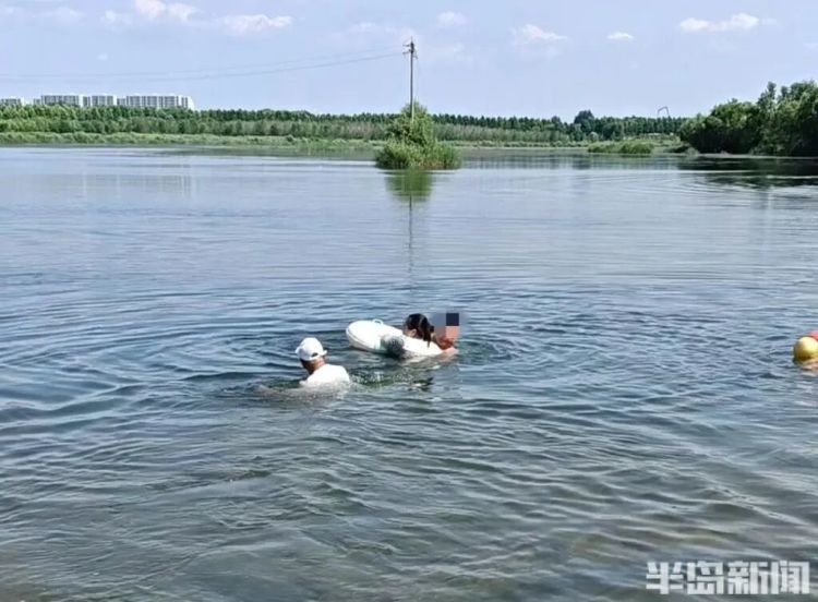 事发青岛大沽河！男子突然坠入深水区，埋头水中上下挣扎，越漂越远！危急时刻……