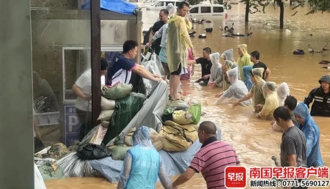 “沙袋不够,裤子来凑!”广西一小区组织业主抗洪,奋战四天,保住1000多辆车 “沙袋不够,裤子来凑!”广西一小区组织业主抗洪,奋战四天,保住1000多辆车