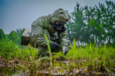 向险而行!直击武警防化分队实战演练现场 向险而行!直击武警防化分队实战演练现场
