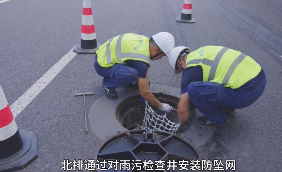 马路上的井盖疯狂“跳舞”！真相查明暴雨天特别要注意——