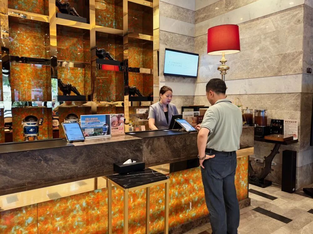 回头客占比超过60%,多家酒店“24小时退房制”受好评,业内人员:成本明显增加 回头客占比超过60%,多家酒店“24小时退房制”受好评,业内人员:成本明显增加