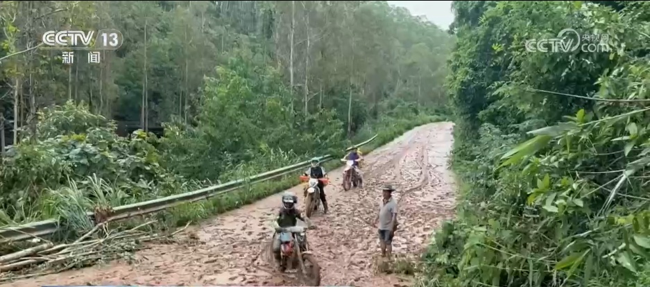 无人机投送、摩托车转运,共克时艰!他们奋力把救援物资送进灾区 无人机投送、摩托车转运,共克时艰!他们奋力把救援物资送进灾区