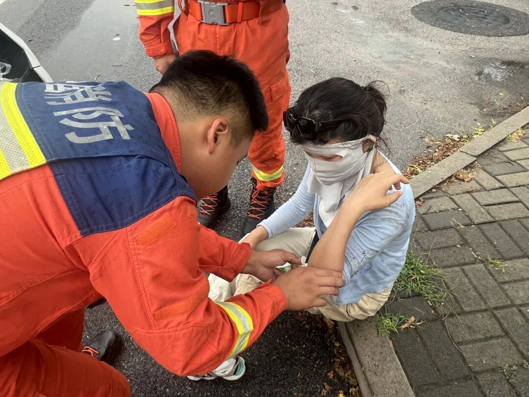 大兴街头暖心一幕:车祸伤者获消防员及时救助 大兴街头暖心一幕:车祸伤者获消防员及时救助