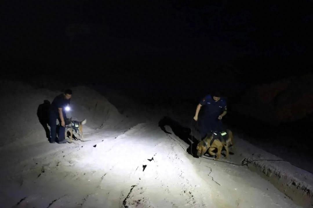 深夜,戈壁滩上两束光在晃动,两条警犬突然停住……接下来的一幕太燃了! 深夜,戈壁滩上两束光在晃动,两条警犬突然停住……接下来的一幕太燃了!