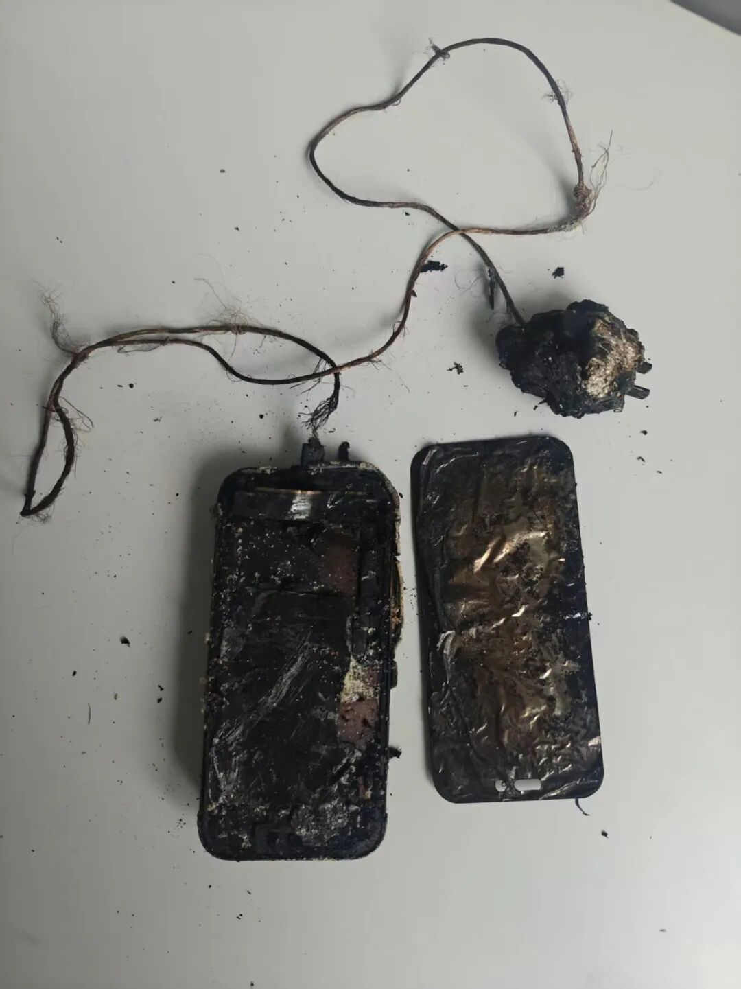下楼吃个饭的功夫,卧室炸了!这个充电习惯你也有→ 下楼吃个饭的功夫,卧室炸了!这个充电习惯你也有→