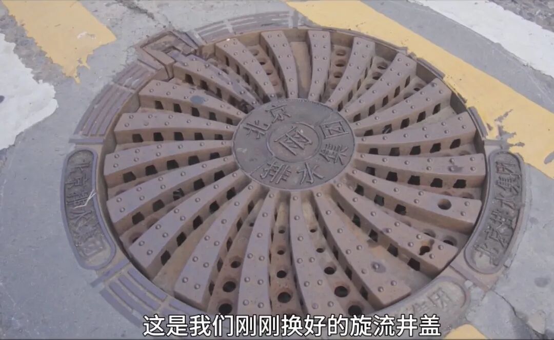 马路上的井盖疯狂“跳舞”！真相查明暴雨天特别要注意——