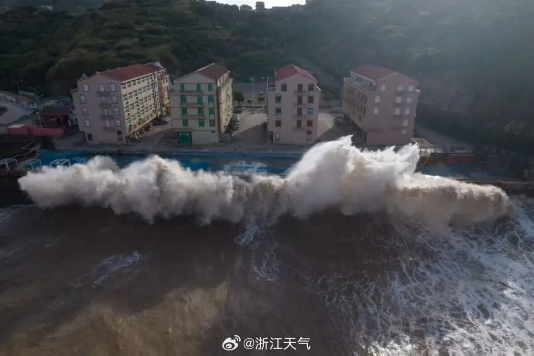 浙江沿海已现狂风巨浪！全省超百条预警信号生效中，地质灾害应急响应提升至Ⅲ级