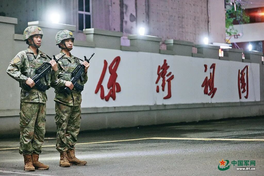 一棵老树、一部交换机、一本相册，这是独属海岛雷达兵的心海“锚地”……