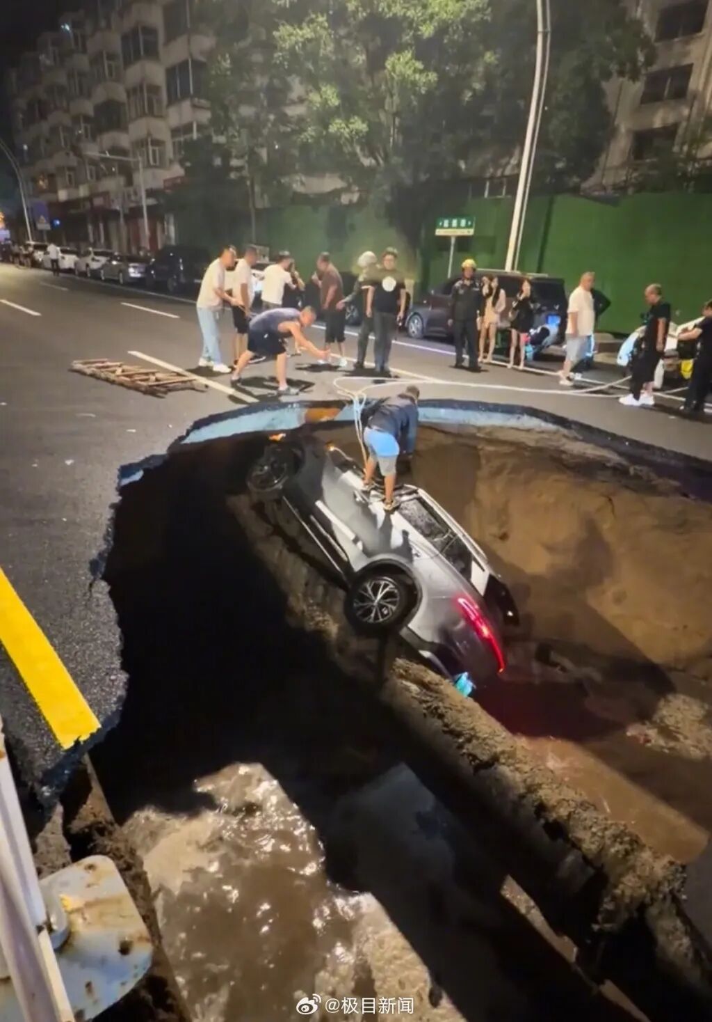 “路面深夜塌陷,3辆车坠入,被困4人1死1伤”,张家口通报 “路面深夜塌陷,3辆车坠入,被困4人1死1伤”,张家口通报
