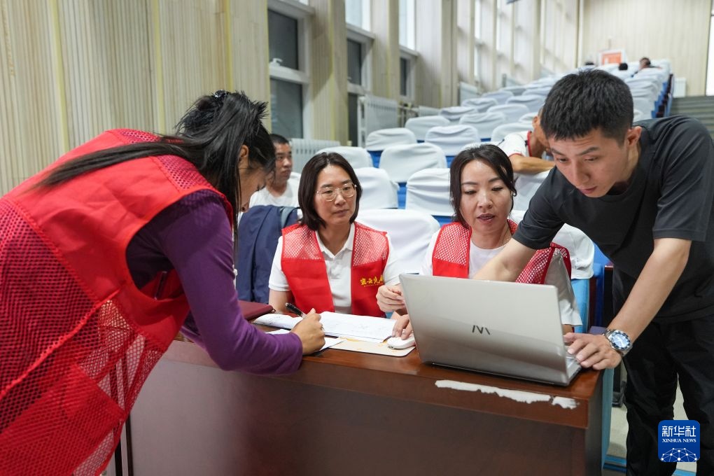 探访北京市密云区新农村中学安置点 探访北京市密云区新农村中学安置点
