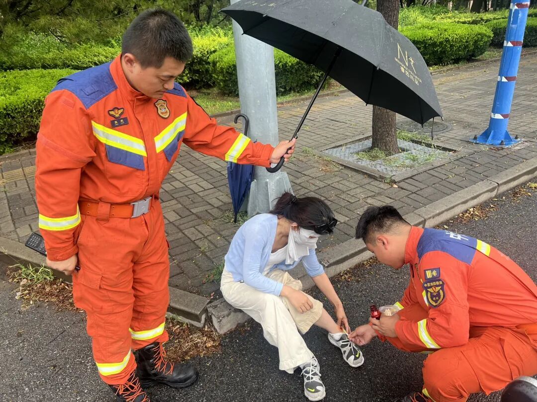 大兴街头暖心一幕:车祸伤者获消防员及时救助 大兴街头暖心一幕:车祸伤者获消防员及时救助