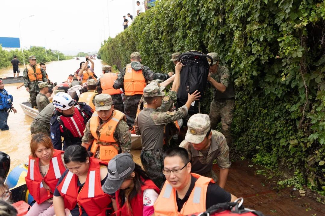 “解放军来了,咱有救了!” “解放军来了,咱有救了!”
