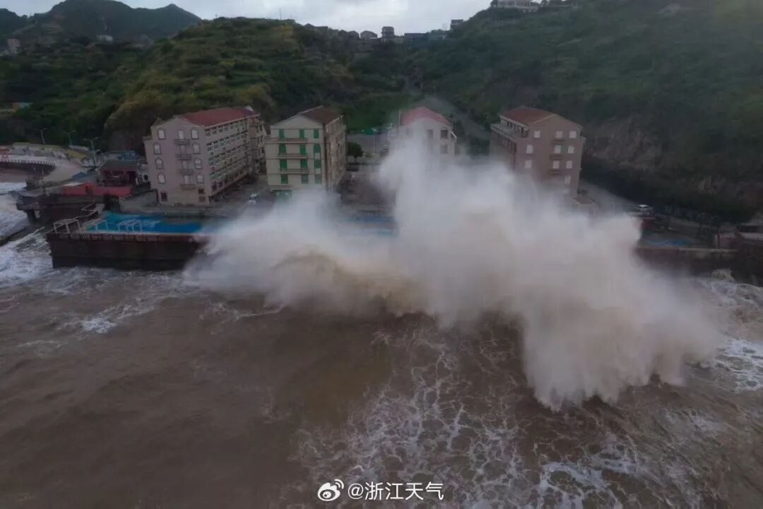 浙江沿海已现狂风巨浪！全省超百条预警信号生效中，地质灾害应急响应提升至Ⅲ级