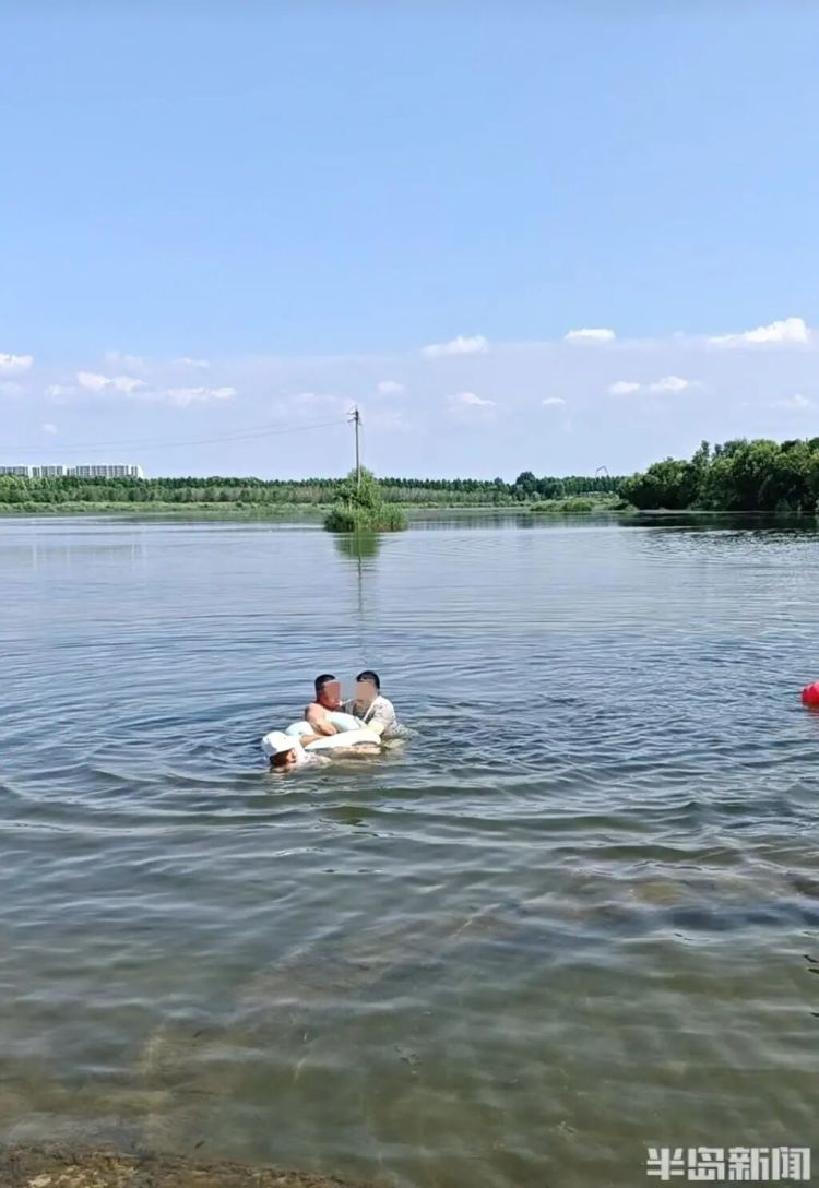 事发青岛大沽河！男子突然坠入深水区，埋头水中上下挣扎，越漂越远！危急时刻……
