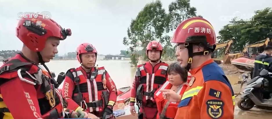 致敬防洪一线的这抹“红”色!救援队挺进“孤岛”转移被困妇女儿童 致敬防洪一线的这抹“红”色!救援队挺进“孤岛”转移被困妇女儿童