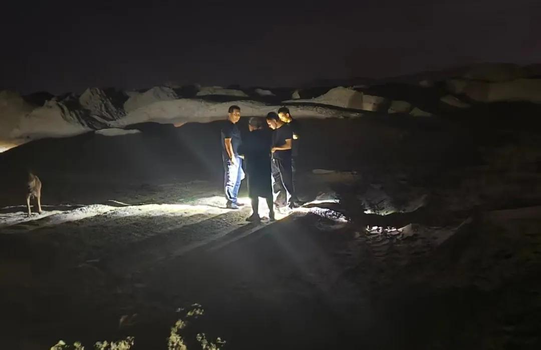 深夜,戈壁滩上两束光在晃动,两条警犬突然停住……接下来的一幕太燃了! 深夜,戈壁滩上两束光在晃动,两条警犬突然停住……接下来的一幕太燃了!