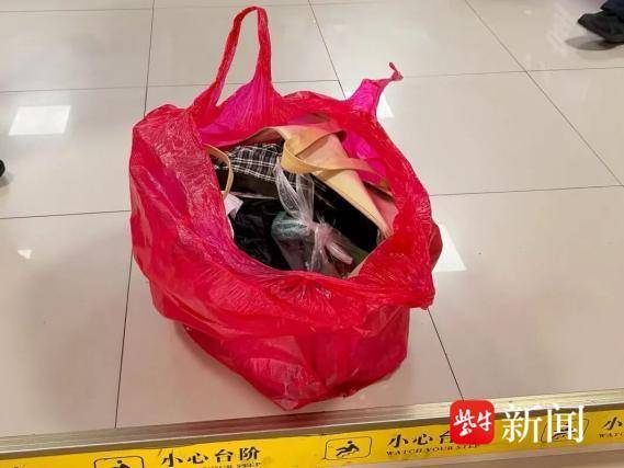 路边捡到红色塑料袋，打开竟是现金和证件！ 如皋警方助力物归原主