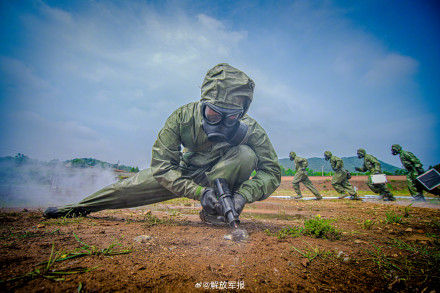 向险而行!直击武警防化分队实战演练现场 向险而行!直击武警防化分队实战演练现场