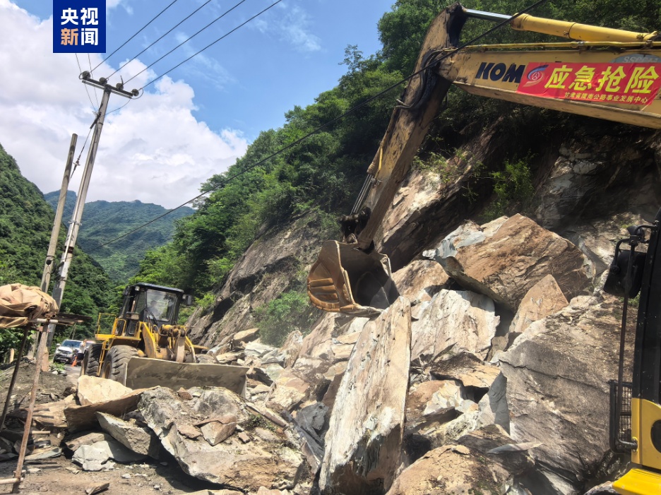 甘肃陇南一省道发生山体塌方,事发时没有人员或车辆经过,道路正加紧抢通 甘肃陇南一省道发生山体塌方,事发时没有人员或车辆经过,道路正加紧抢通