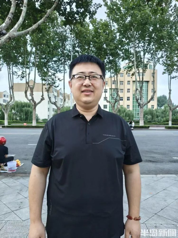 事发青岛大沽河！男子突然坠入深水区，埋头水中上下挣扎，越漂越远！危急时刻……