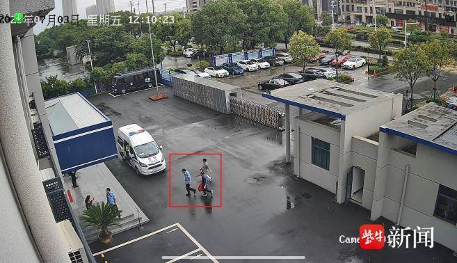 路边捡到红色塑料袋，打开竟是现金和证件！ 如皋警方助力物归原主