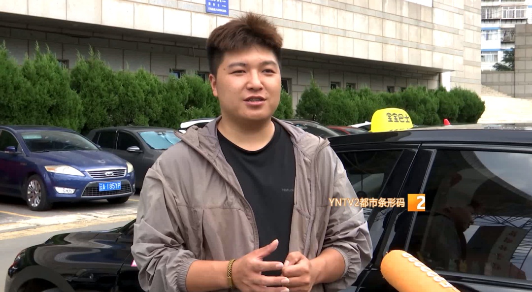 高考考生免单、花束传递......昆明这位司机把车厢变成“温暖驿站”,温暖了整座春城! 高考考生免单、花束传递......昆明这位司机把车厢变成“温暖驿站”,温暖了整座春城!
