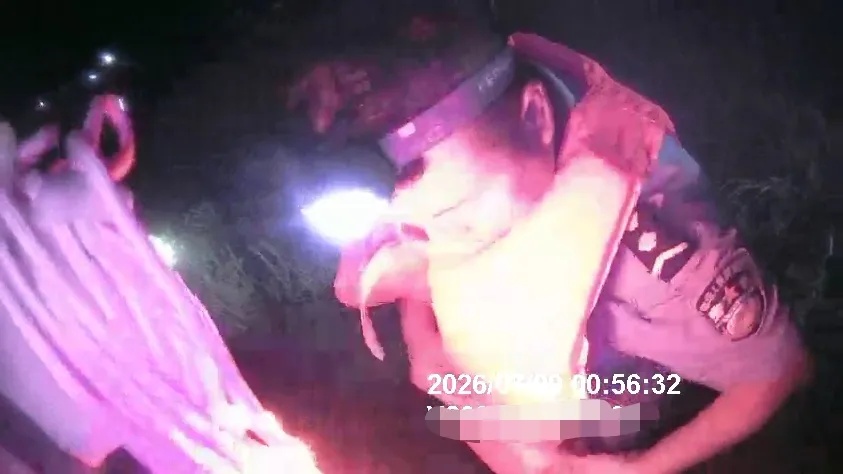 女子深夜轻生落水 警民同心全力施救 女子深夜轻生落水 警民同心全力施救