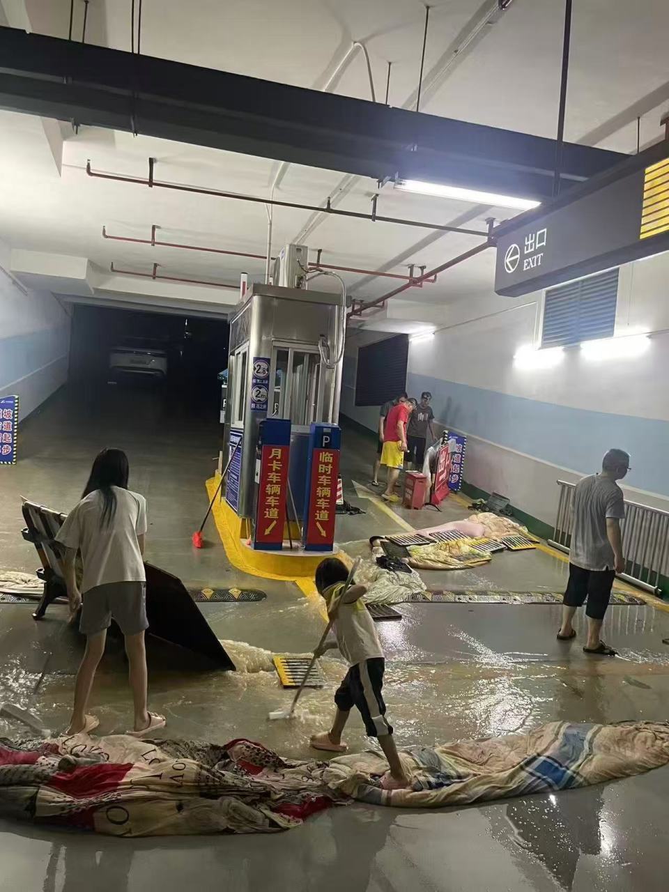 广西贵港暴雨中一小区业主团结自救渡过危机,曾共同值班、挡水,居民们将捐出多余物资 广西贵港暴雨中一小区业主团结自救渡过危机,曾共同值班、挡水,居民们将捐出多余物资