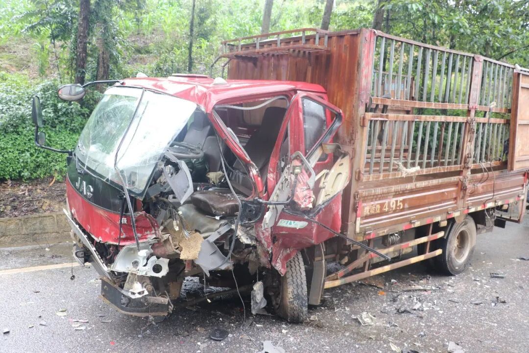 山区弯道一路逆行超车，撞得惨不忍睹！