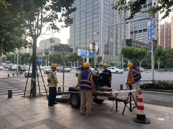一觉醒来，台风“巴威”又变了！最新路径预报出炉；这是今早的武汉，他们忙了一夜……