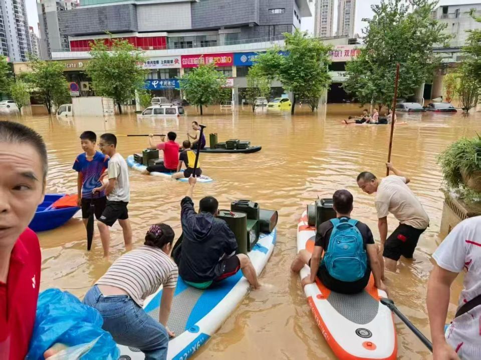 广西贵港暴雨中一小区业主团结自救渡过危机,曾共同值班、挡水,居民们将捐出多余物资 广西贵港暴雨中一小区业主团结自救渡过危机,曾共同值班、挡水,居民们将捐出多余物资