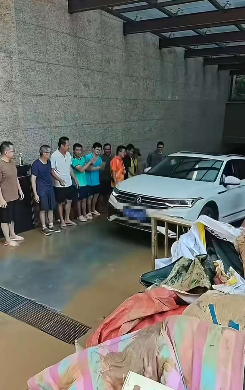 广西贵港暴雨中一小区业主团结自救渡过危机,曾共同值班、挡水,居民们将捐出多余物资 广西贵港暴雨中一小区业主团结自救渡过危机,曾共同值班、挡水,居民们将捐出多余物资