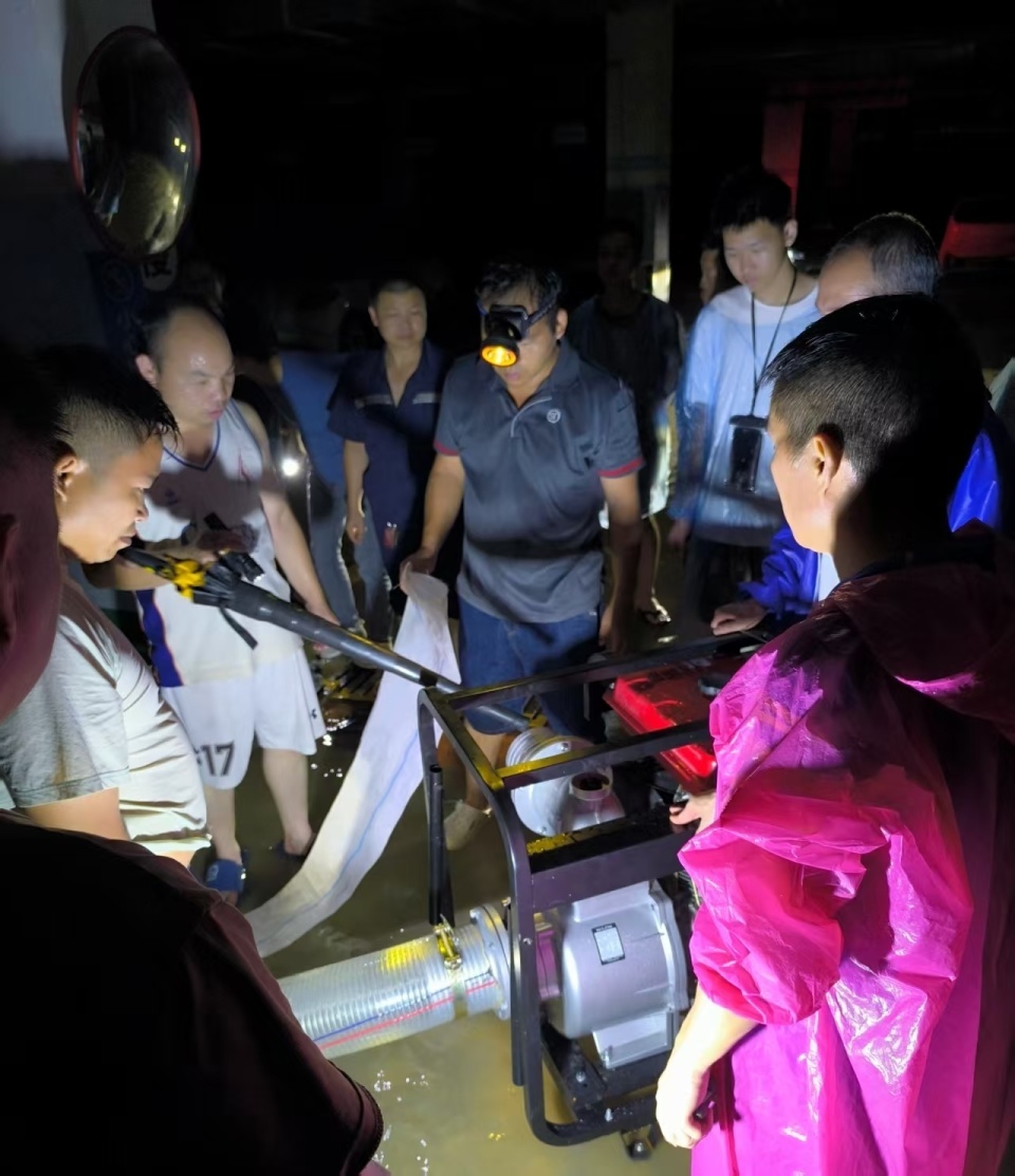 广西贵港暴雨中一小区业主团结自救渡过危机,曾共同值班、挡水,居民们将捐出多余物资 广西贵港暴雨中一小区业主团结自救渡过危机,曾共同值班、挡水,居民们将捐出多余物资