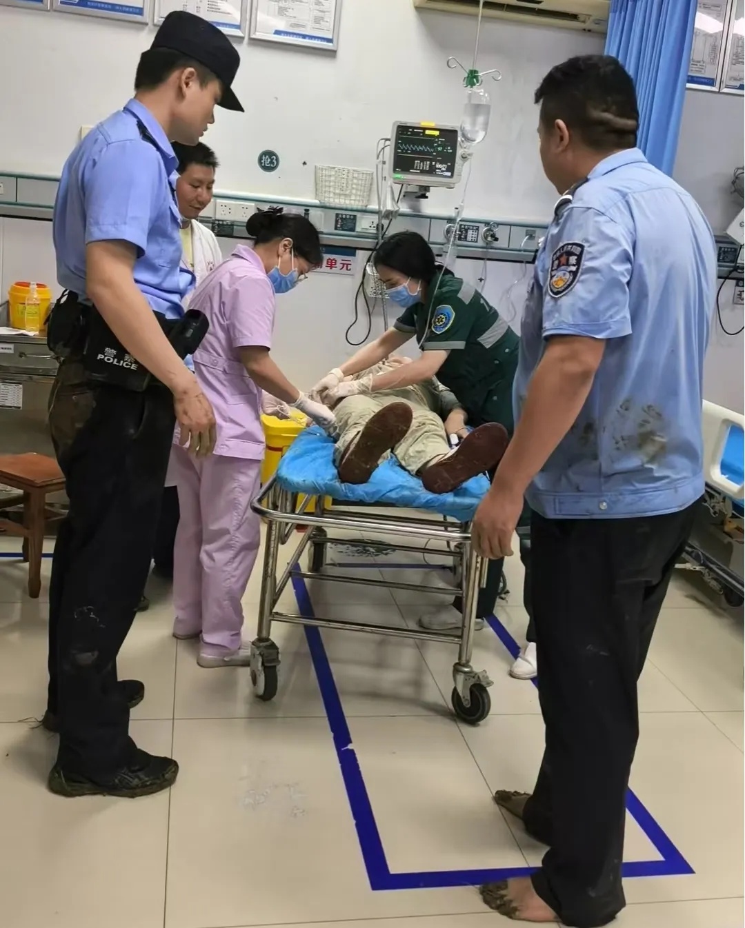 女子深夜轻生落水 警民同心全力施救 女子深夜轻生落水 警民同心全力施救