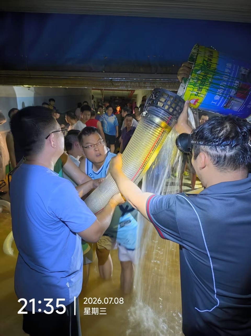 广西贵港暴雨中一小区业主团结自救渡过危机,曾共同值班、挡水,居民们将捐出多余物资 广西贵港暴雨中一小区业主团结自救渡过危机,曾共同值班、挡水,居民们将捐出多余物资
