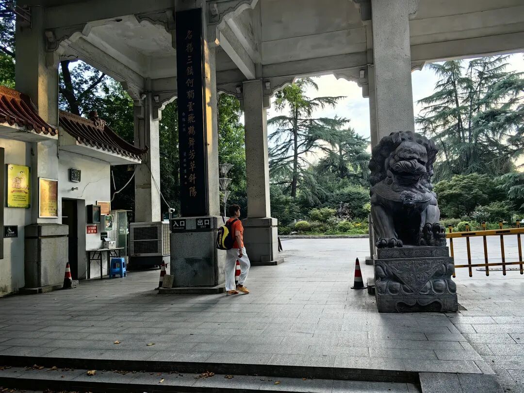 一觉醒来，台风“巴威”又变了！最新路径预报出炉；这是今早的武汉，他们忙了一夜……