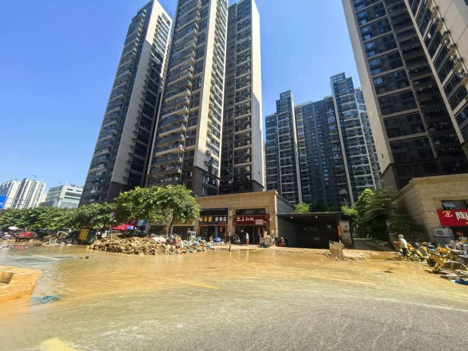 广西贵港暴雨中一小区业主团结自救渡过危机,曾共同值班、挡水,居民们将捐出多余物资 广西贵港暴雨中一小区业主团结自救渡过危机,曾共同值班、挡水,居民们将捐出多余物资