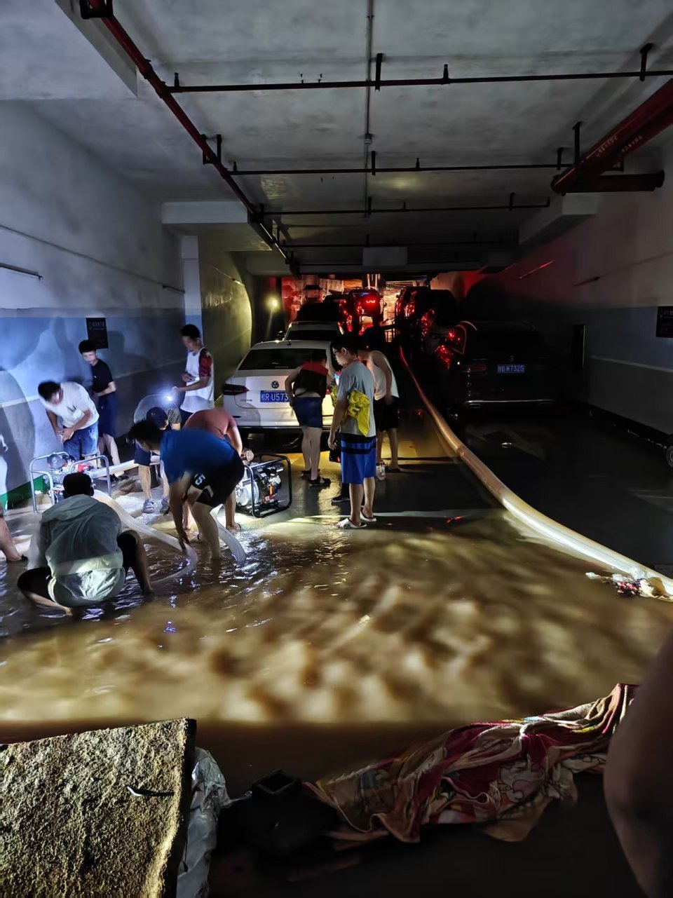 广西贵港暴雨中一小区业主团结自救渡过危机,曾共同值班、挡水,居民们将捐出多余物资 广西贵港暴雨中一小区业主团结自救渡过危机,曾共同值班、挡水,居民们将捐出多余物资