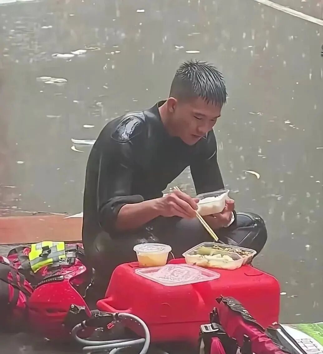 广西贵港“雨水泡饭消防员”找到了:退伍军人 | 网友:这就是我们该追的星 广西贵港“雨水泡饭消防员”找到了:退伍军人 | 网友:这就是我们该追的星