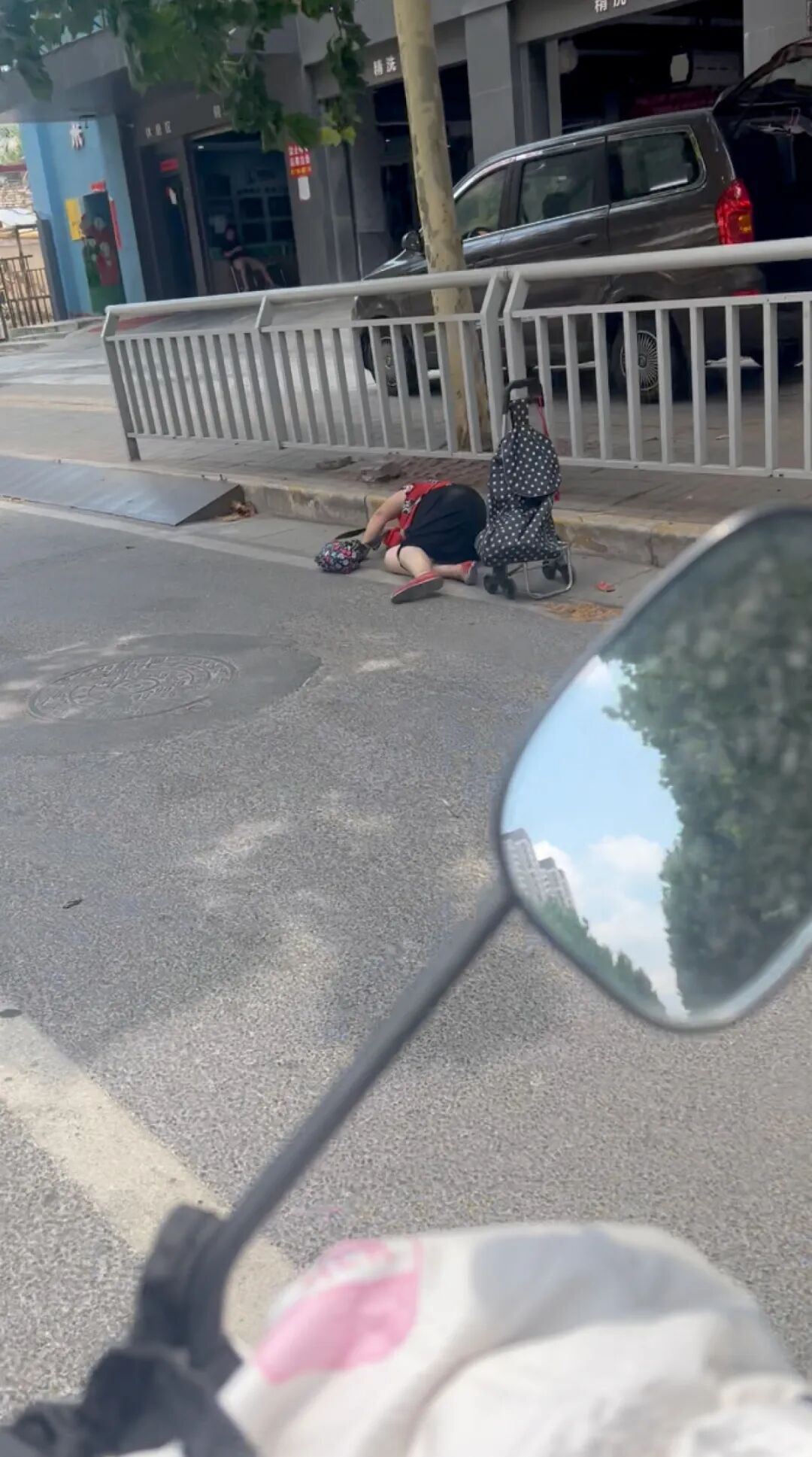 郑州街头有人晕倒,河南小伙果断施救 郑州街头有人晕倒,河南小伙果断施救