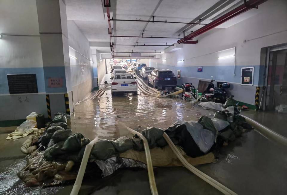 广西贵港暴雨中一小区业主团结自救渡过危机,曾共同值班、挡水,居民们将捐出多余物资 广西贵港暴雨中一小区业主团结自救渡过危机,曾共同值班、挡水,居民们将捐出多余物资