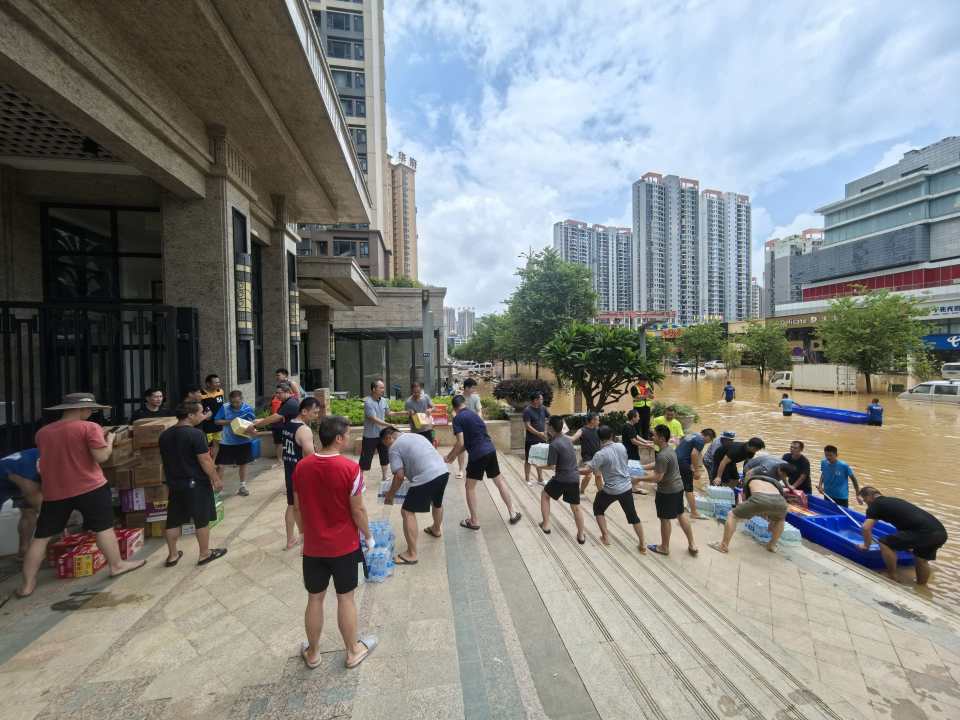 广西贵港暴雨中一小区业主团结自救渡过危机,曾共同值班、挡水,居民们将捐出多余物资 广西贵港暴雨中一小区业主团结自救渡过危机,曾共同值班、挡水,居民们将捐出多余物资