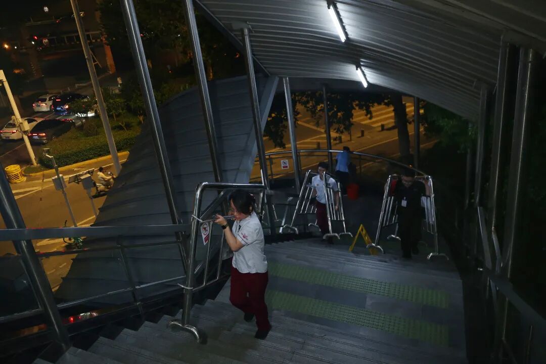 一觉醒来，台风“巴威”又变了！最新路径预报出炉；这是今早的武汉，他们忙了一夜……