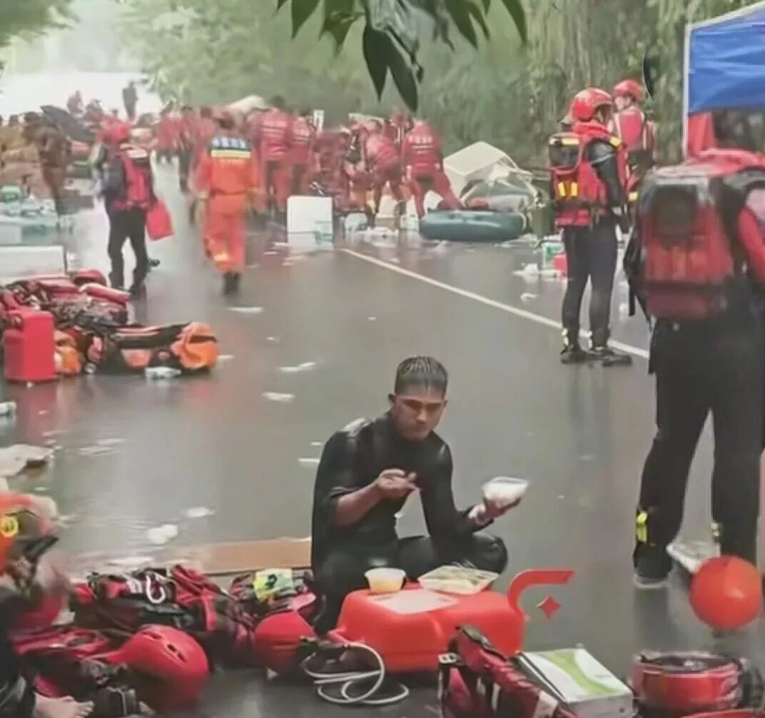 感动无数人!雨水泡饭的他被找到了,网友:这就是我们该追的星 感动无数人!雨水泡饭的他被找到了,网友:这就是我们该追的星